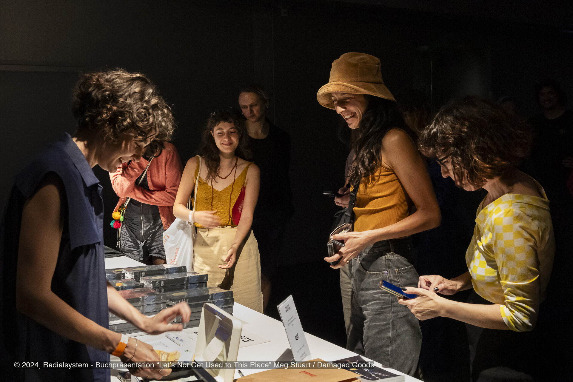 Buchpräsentation “Let’s Not Get Used to This Place” Meg Stuart